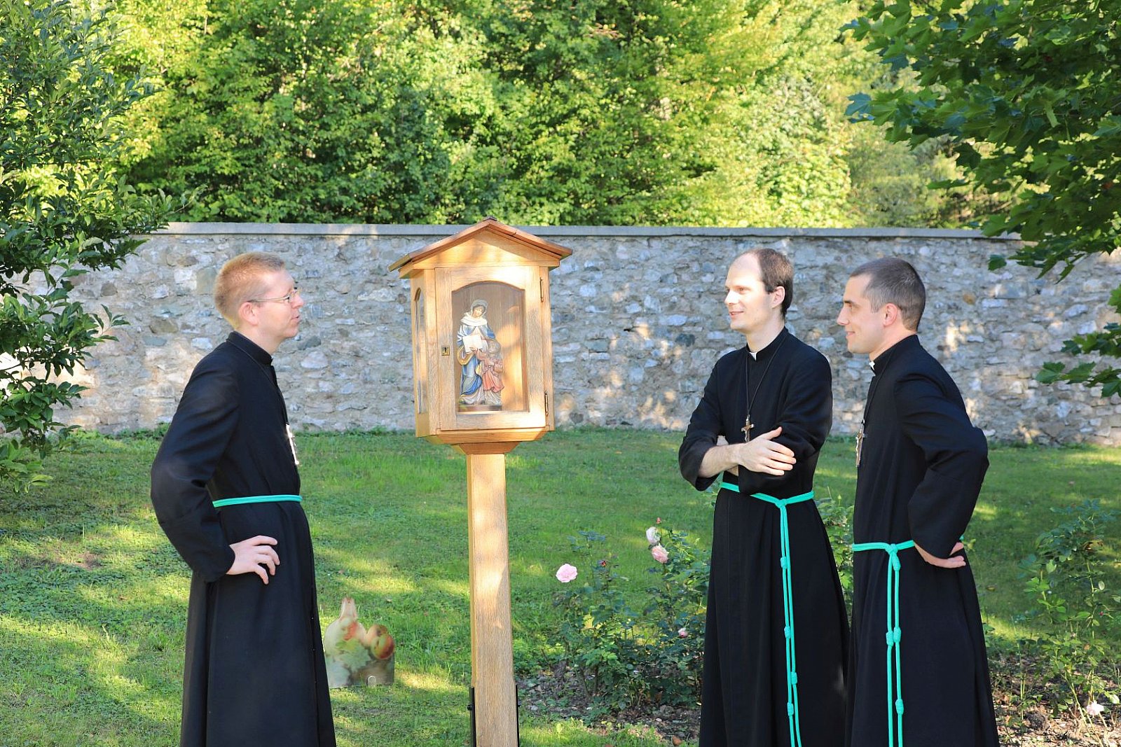 Fratelli mentre pregano il rosario e nella ricreazione