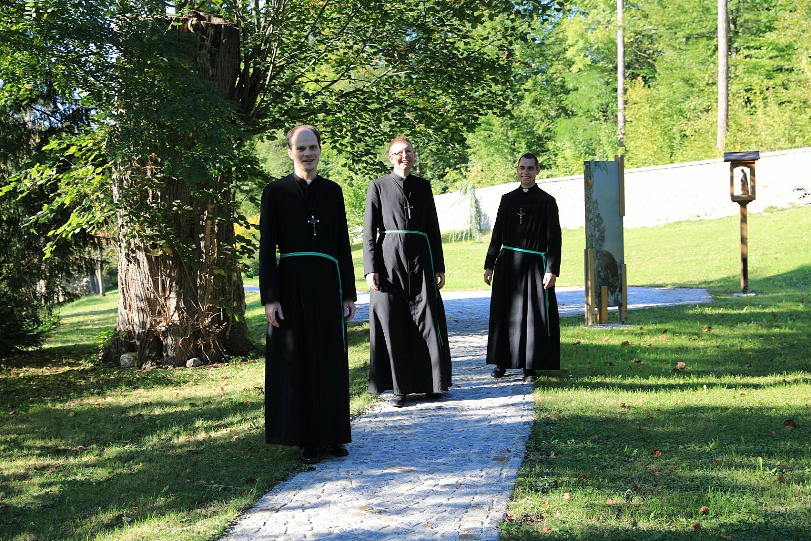 Fratelli mentre pregano il rosario e nella ricreazione