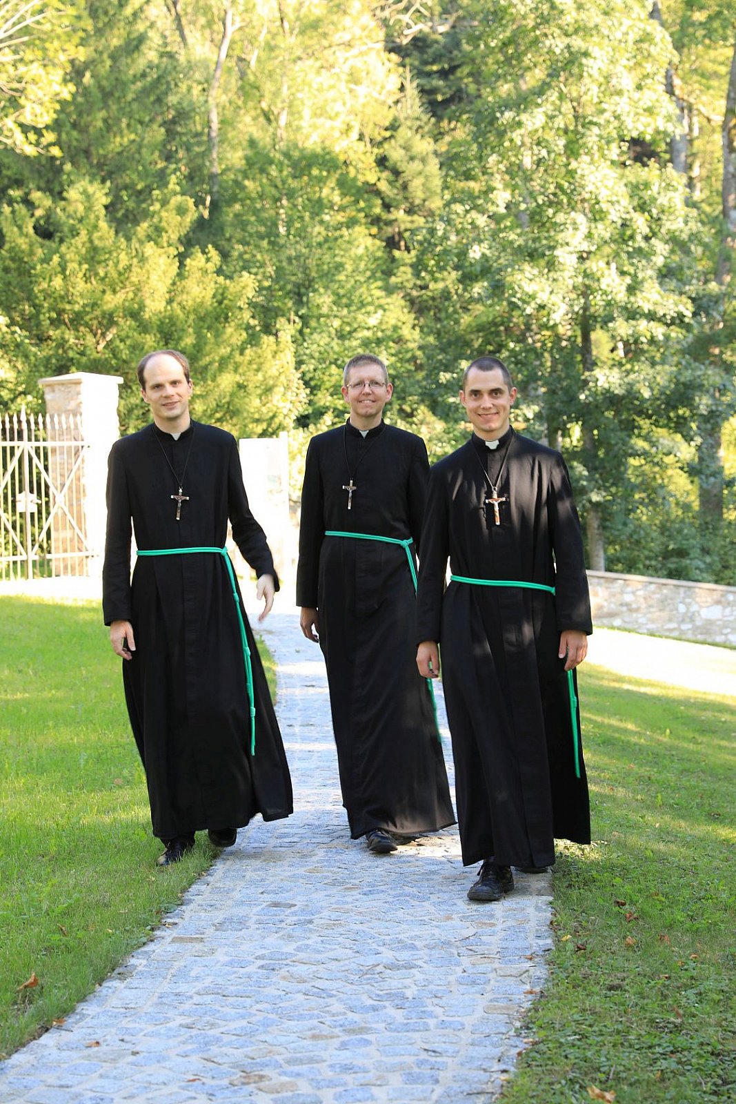 Fratelli mentre pregano il rosario e nella ricreazione