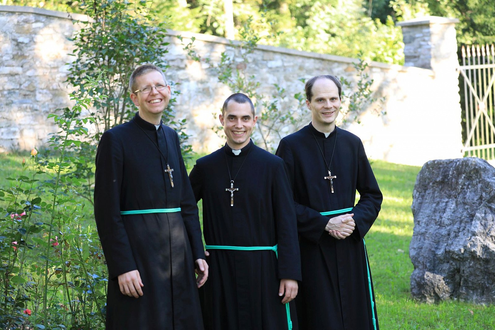 Fratelli mentre pregano il rosario e nella ricreazione