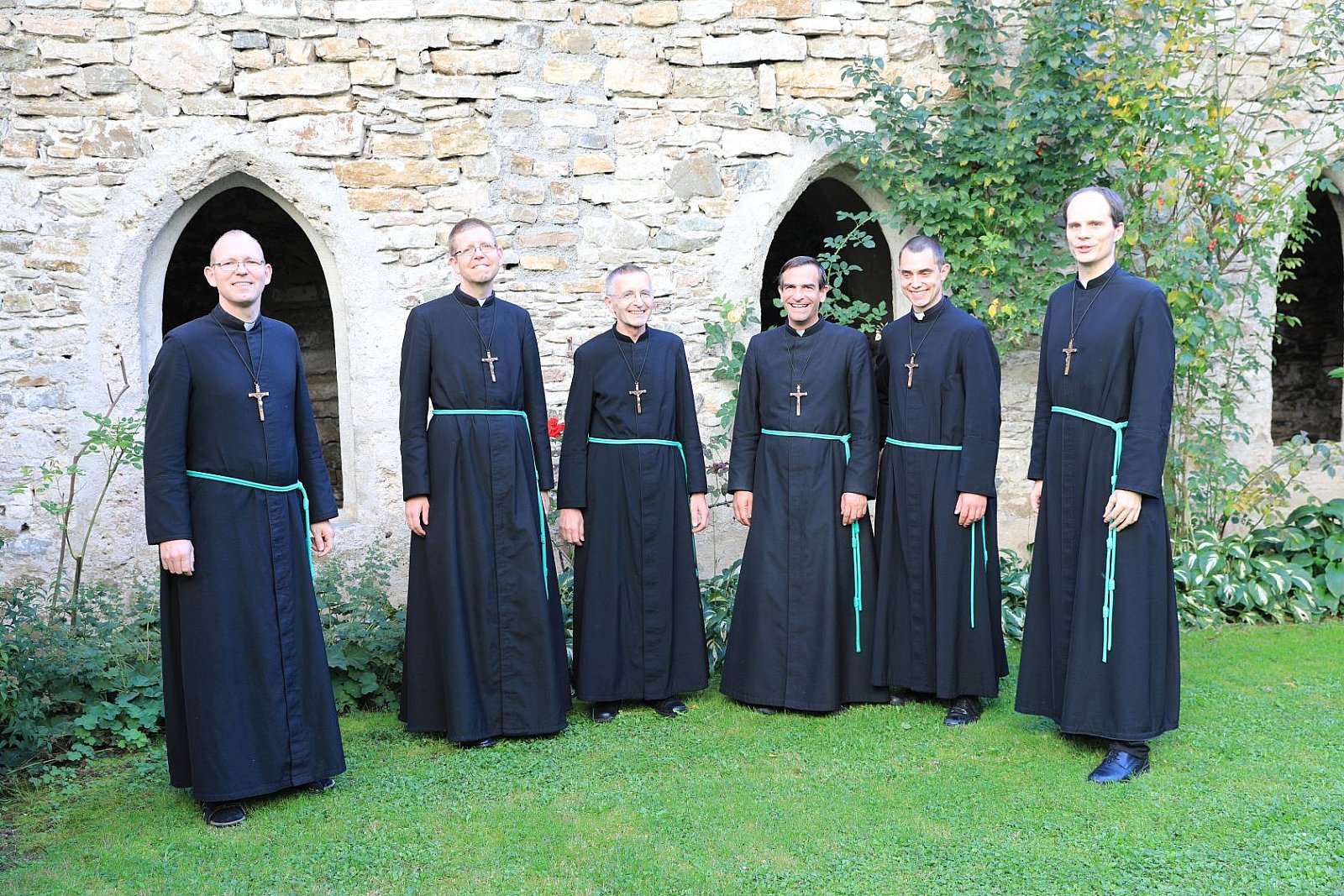 Fratelli mentre pregano il rosario e nella ricreazione