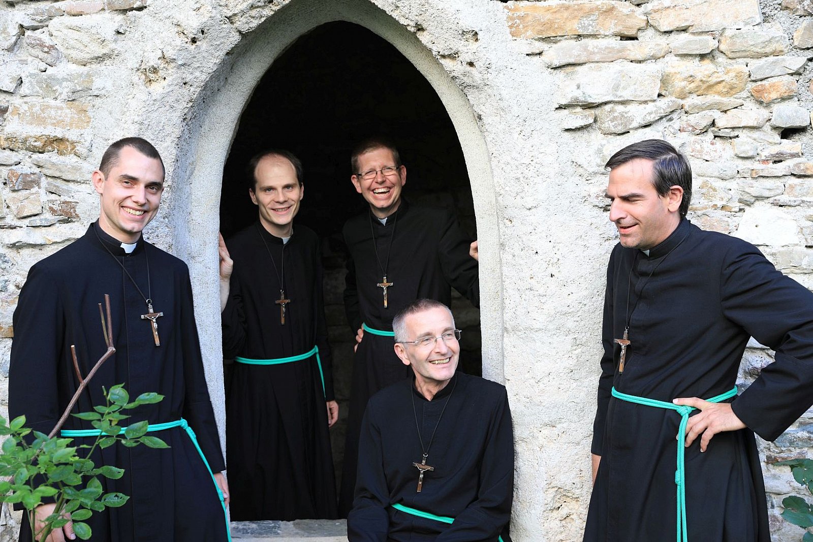 Fratelli mentre pregano il rosario e nella ricreazione