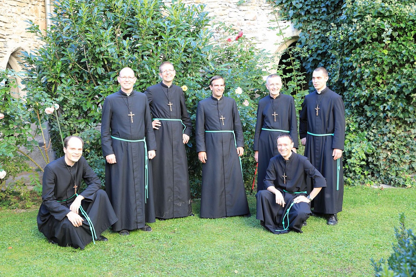 Fratelli mentre pregano il rosario e nella ricreazione
