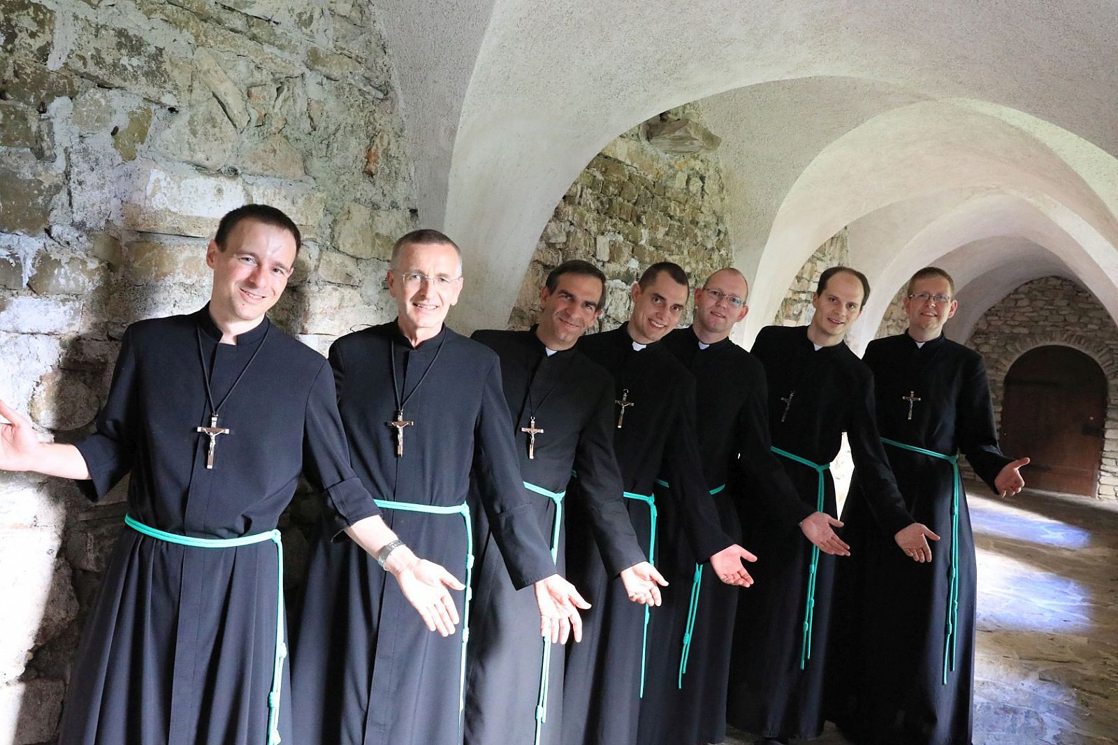 Fratelli mentre pregano il rosario e nella ricreazione